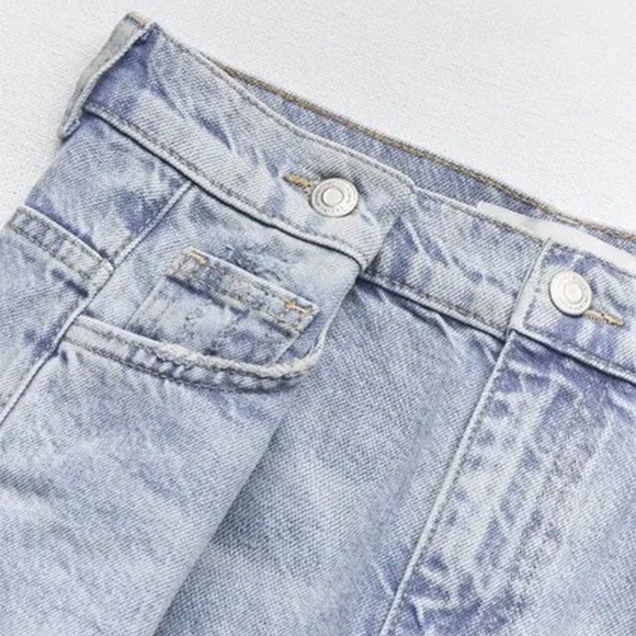 Zara mid rise baggy jeans with adjustable button belt loops.Light‎ Blue, size 4 - Picture 5 of 12